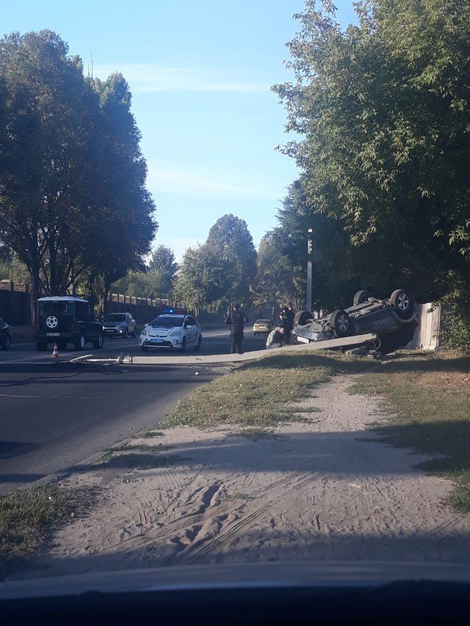 На Криворожском перевернулся автомобиль / фото: Roman Igorevich