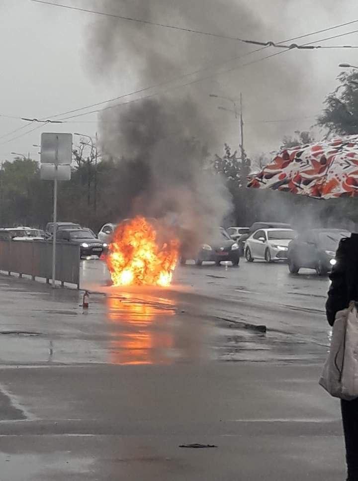 Вспыхнул автомобиль  / фото: ХД