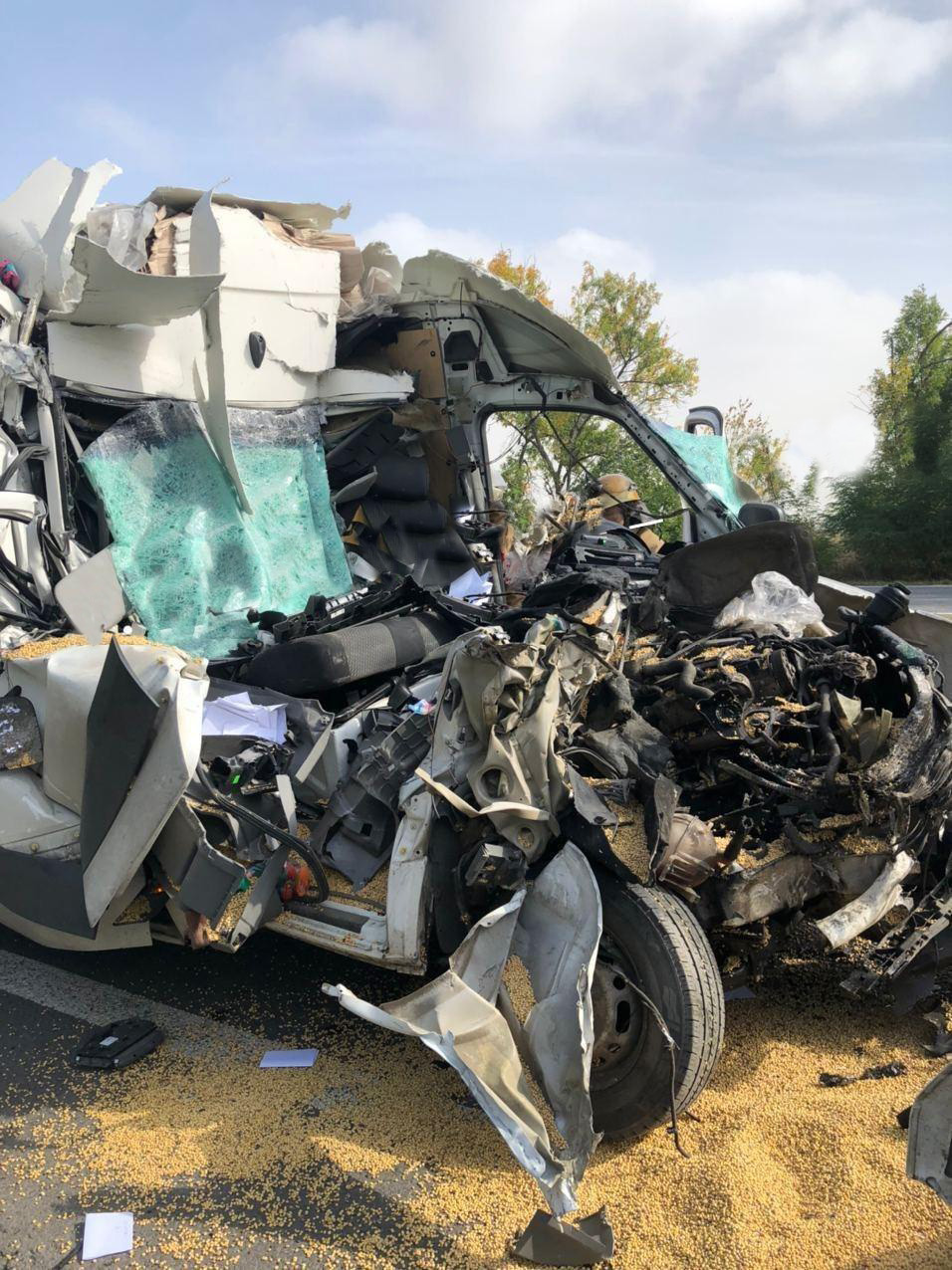 На трассе под Днепром микроавтобус влетел в фуру / фото: ХД