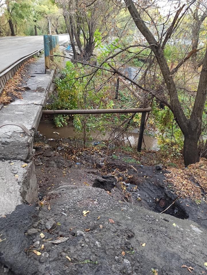 На некоторых участках моста уже нет секций / фото: Мария Олейникова