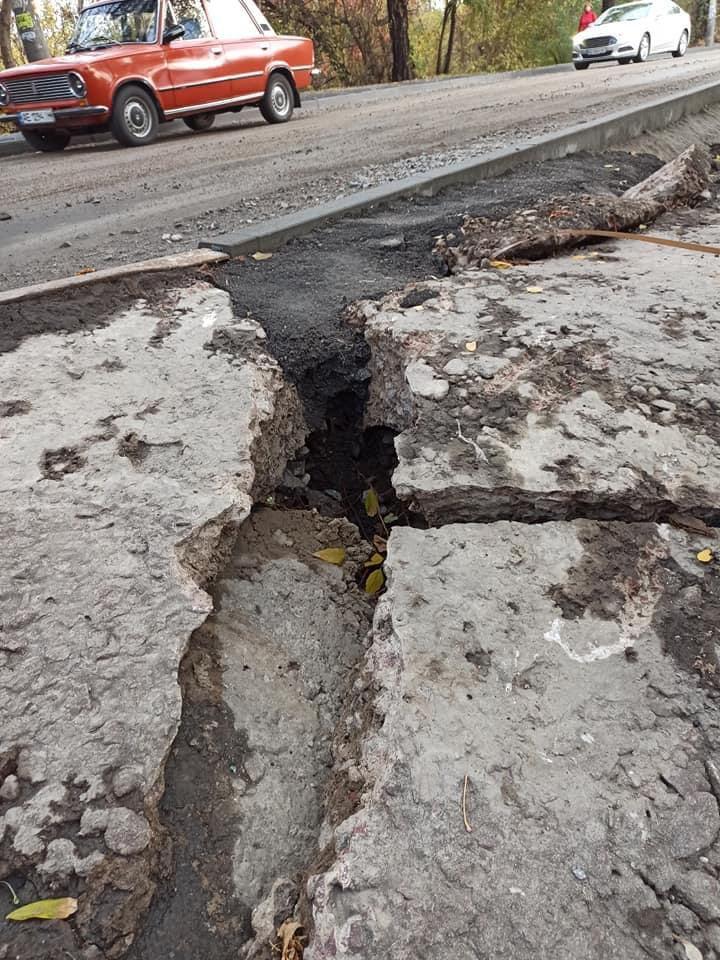 Огромные трещины на мосту / фото: Мария Олейникова