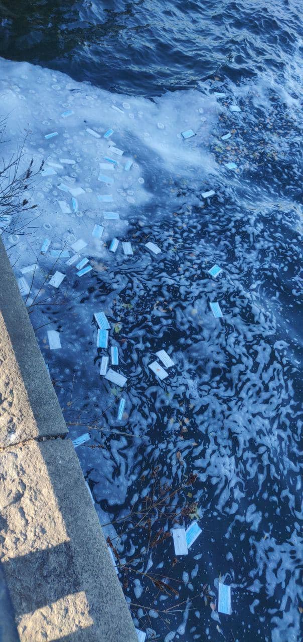 Много масок упало в воду / фото: ХД