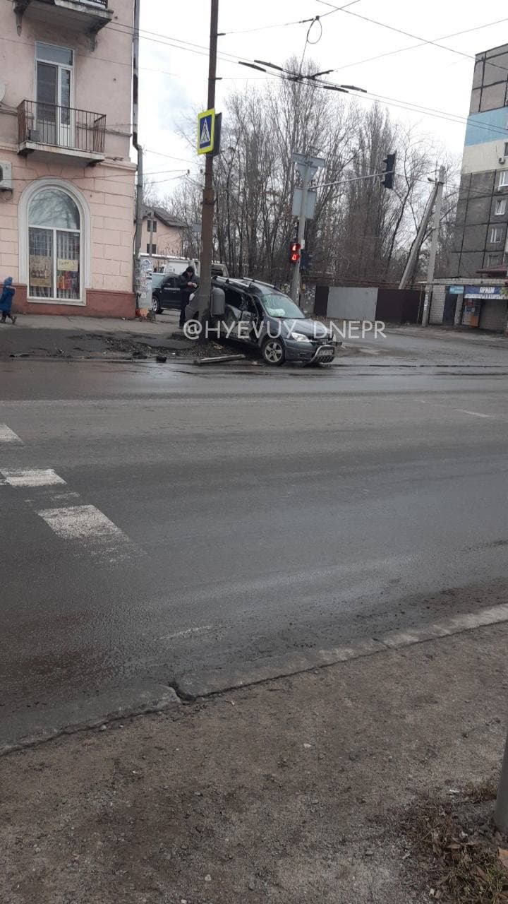 Автомобиль влетел в столб / фото: ХД