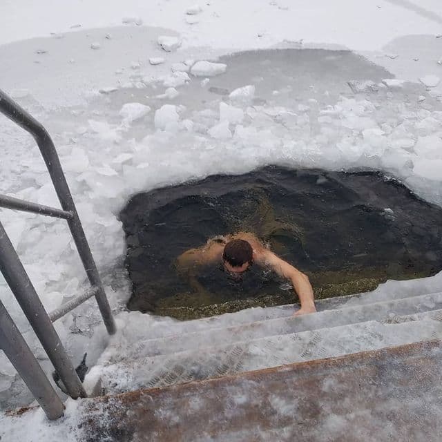 С самого утра днепряне купаются в прорубях / фото: @igorsolovyev9936