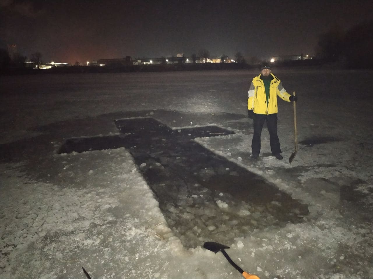 Прорубь на Котловане / фото: fb Олег Ещенко