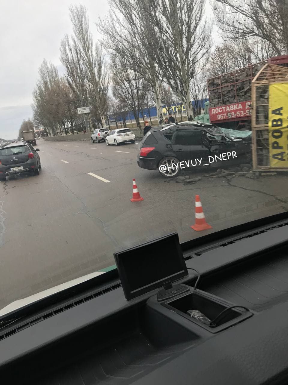 Автомобиль сильно смяло / фото: ХД