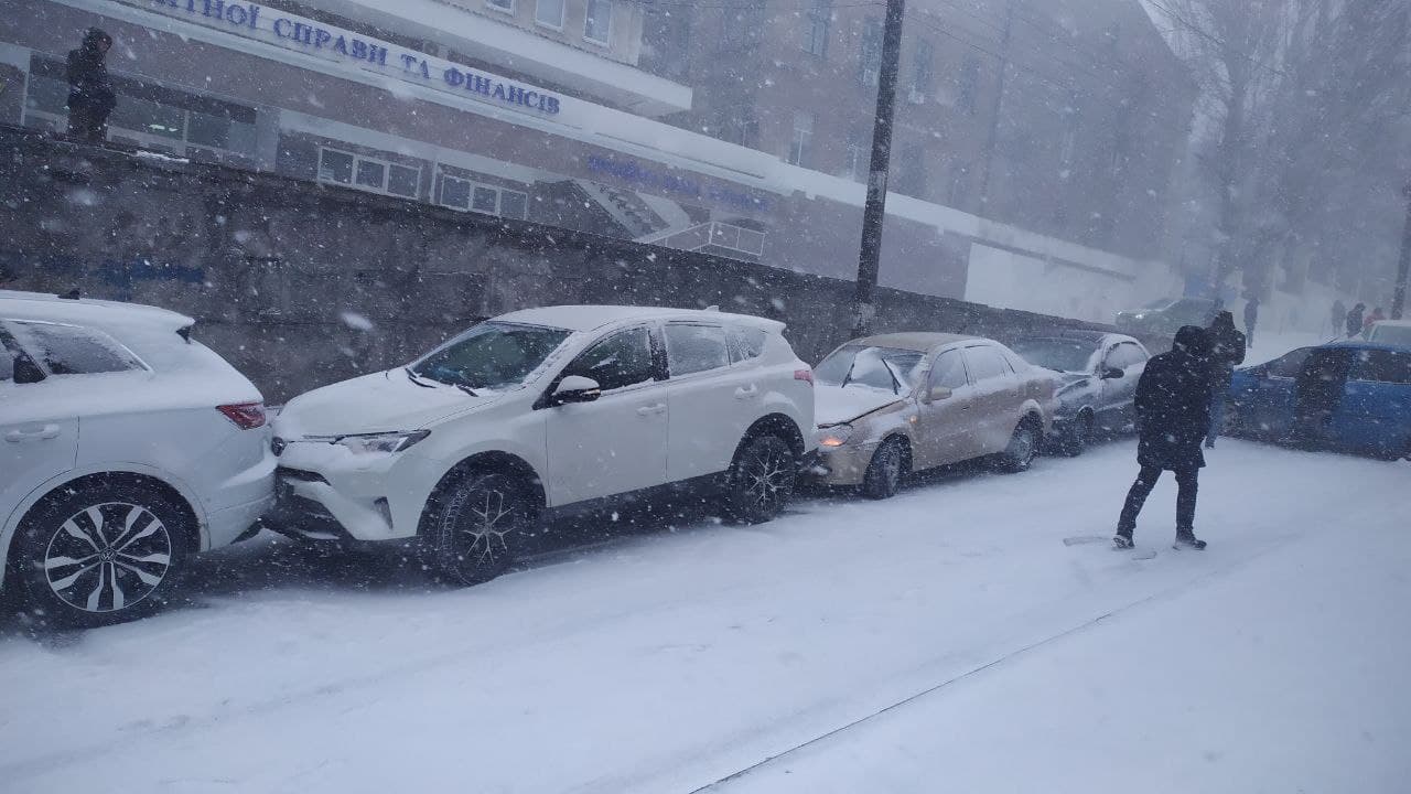 На Крутогорном спуске перекрыли дорогу / фото: tg ДТП. Пробки