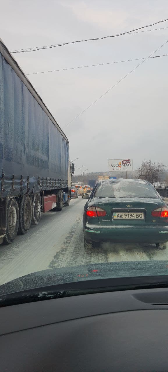 Автомобили стоят в пробке / фото: tg ДТП.Пробки