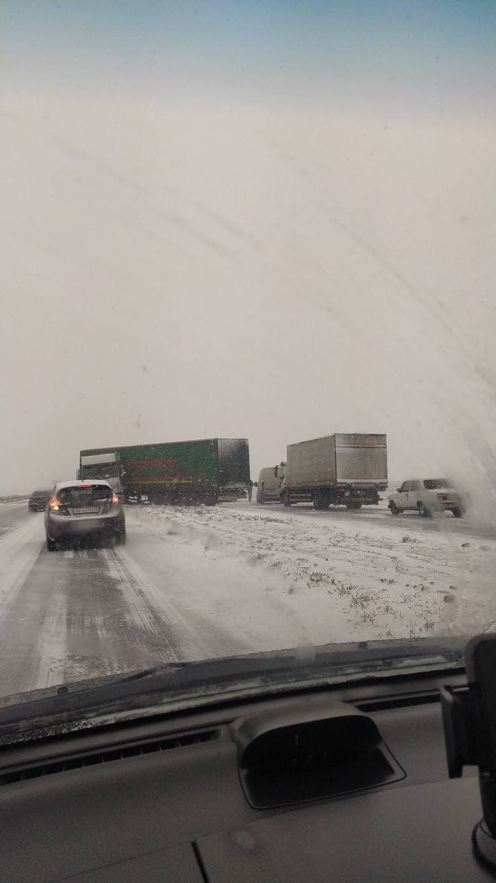 Фура перекрыла движение / фото: tg ДТП.Пробки