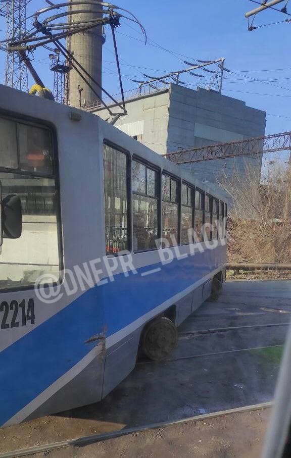Трамвай сошел с рельсов - фото: tg Dnepr_Black