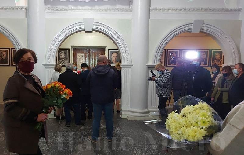 На церемонию пришли десятки людей - фото: nashemisto.dp.ua