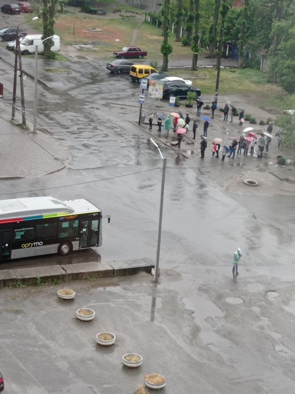 Люди на остановке - фото: tg Департамент транспорта ДМР