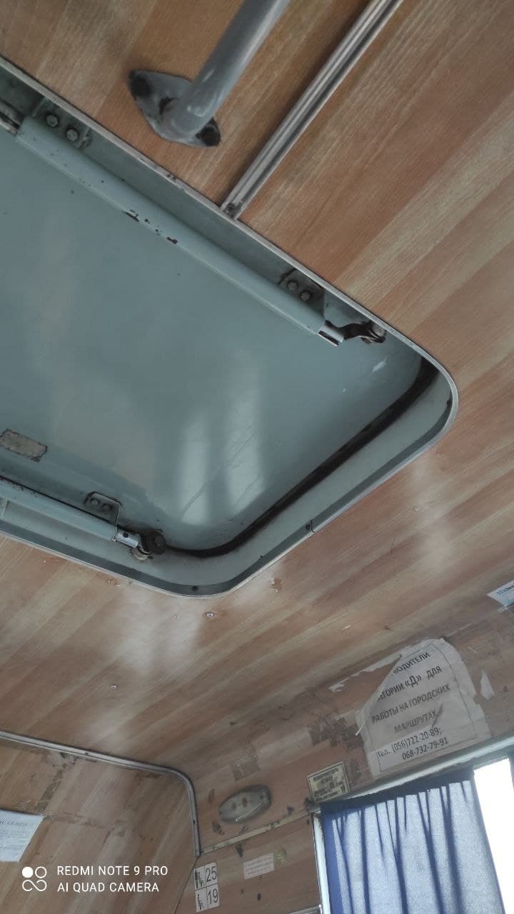 Протекает маршрутка - фото: tg Городской транспорт Днепра