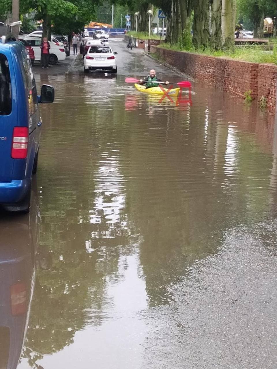 Мужчина на байдарке плавает по улицам - фото: tg ХД