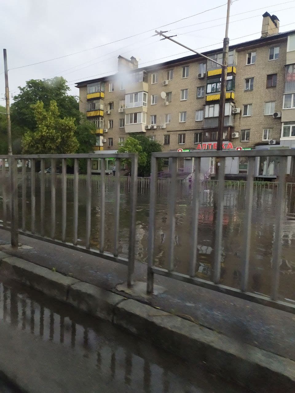 Потоп на Слобожанском проспекте - фото: tg ДТП.Пробки