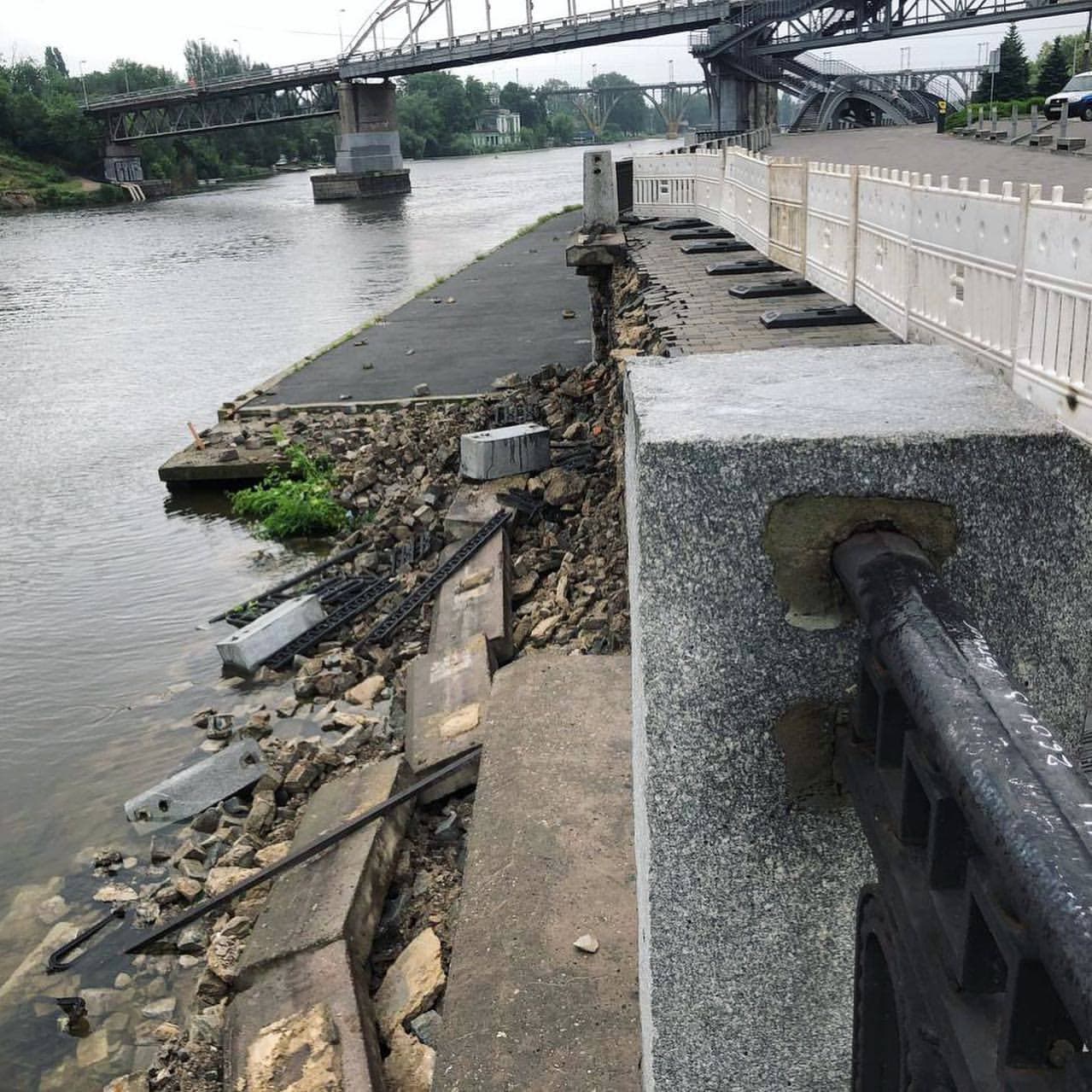Обвалилась набережная - фото: tg ХД