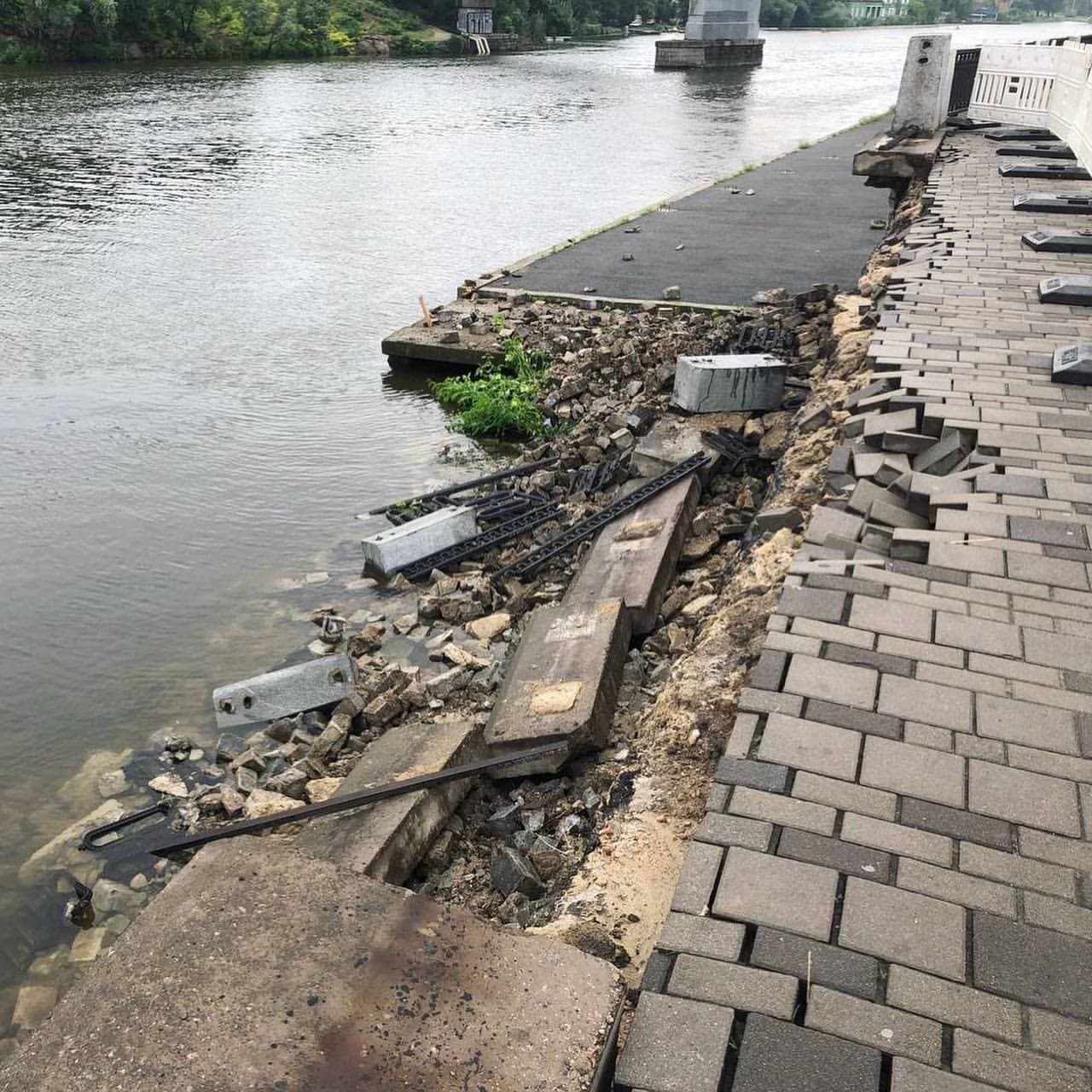Набережную вскоре обещают восстановить - фото: tg ХД