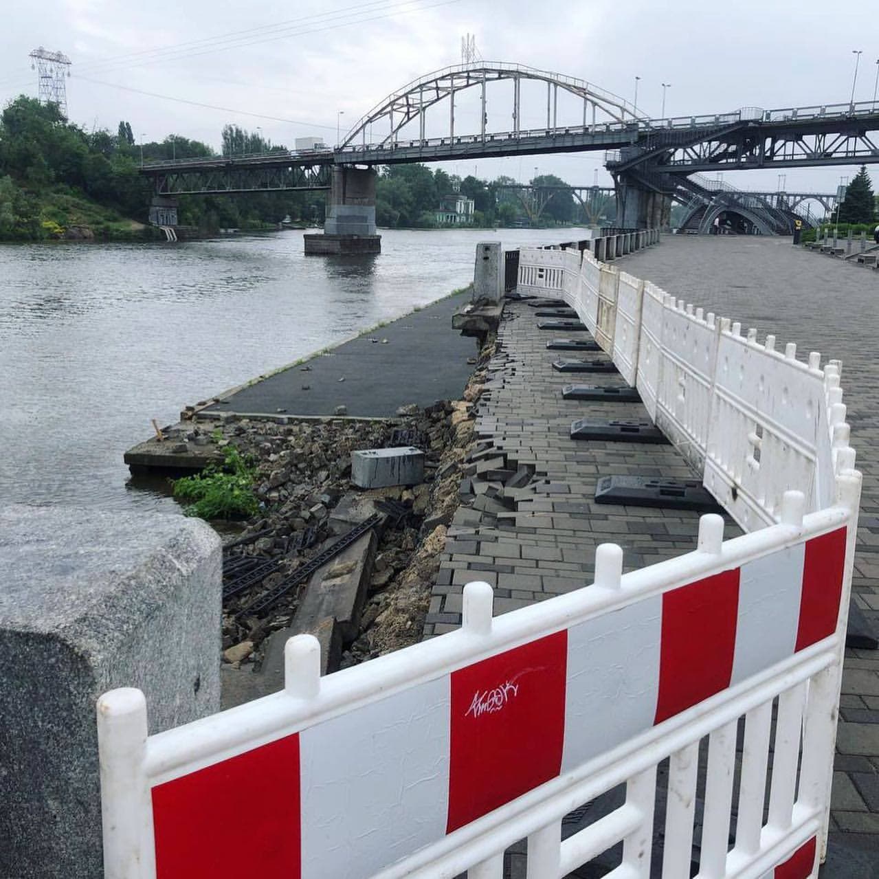 Набережную уже оградили - фото: tg ХД