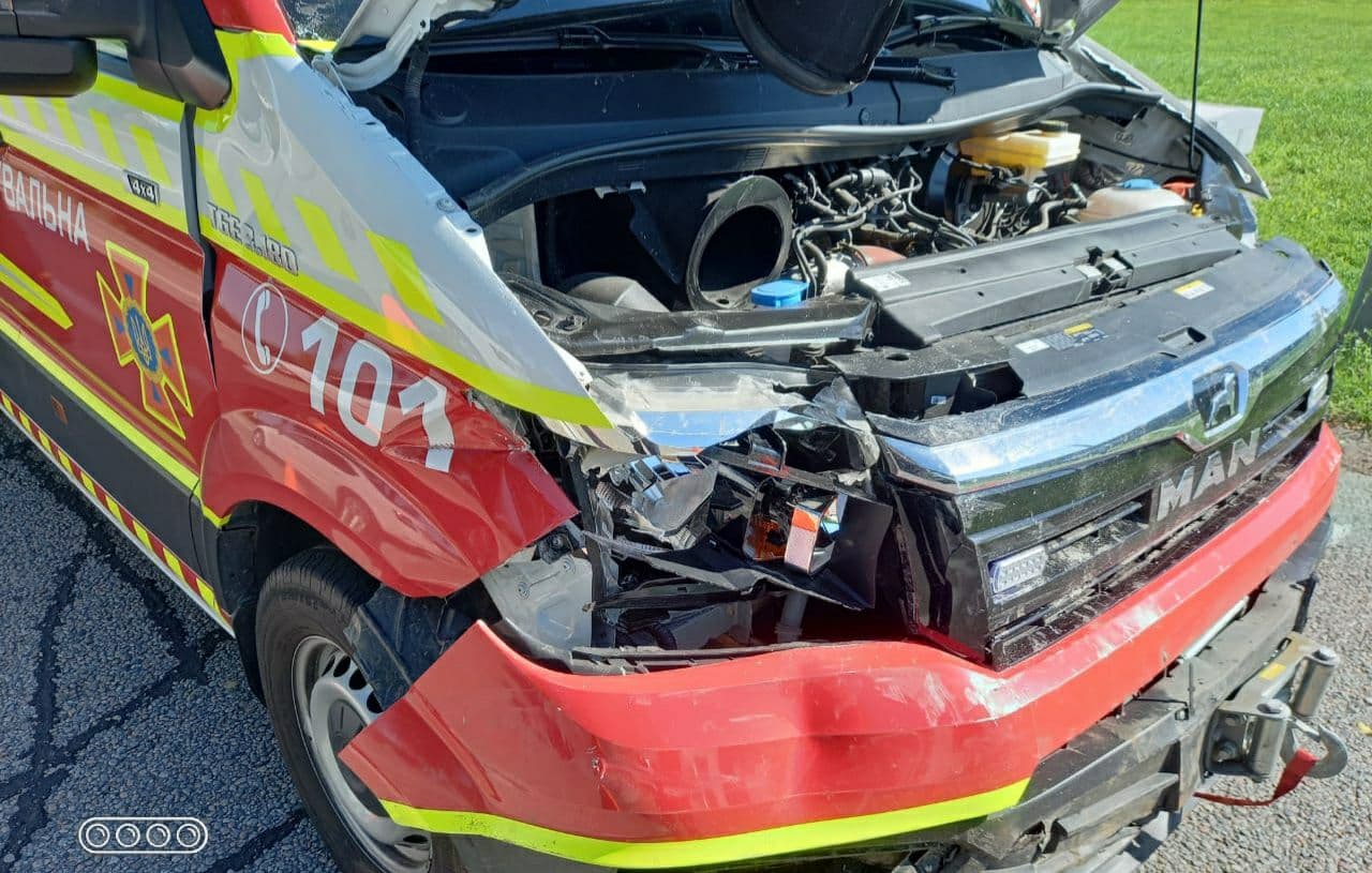 В ДТП попал автомобиль спасателей - фото: ГСЧС