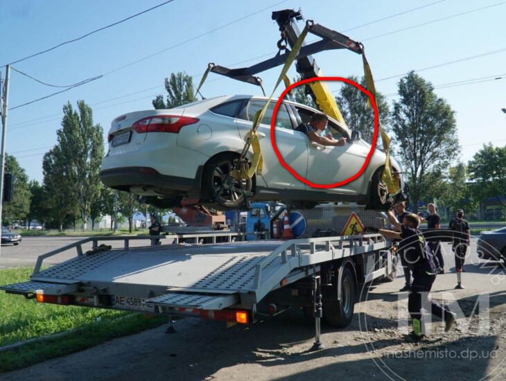 Одну машину подняли вместе с пассажиром - фото: nashemisto.dp.ua