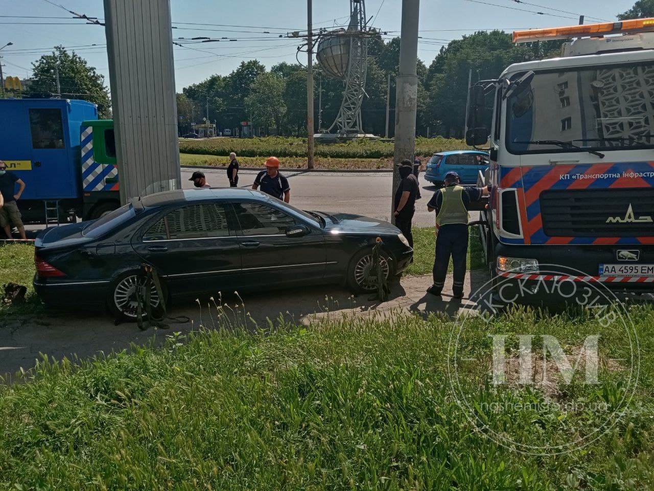 Машины очень близко стояли к билборду - фото: nashemisto.dp.ua