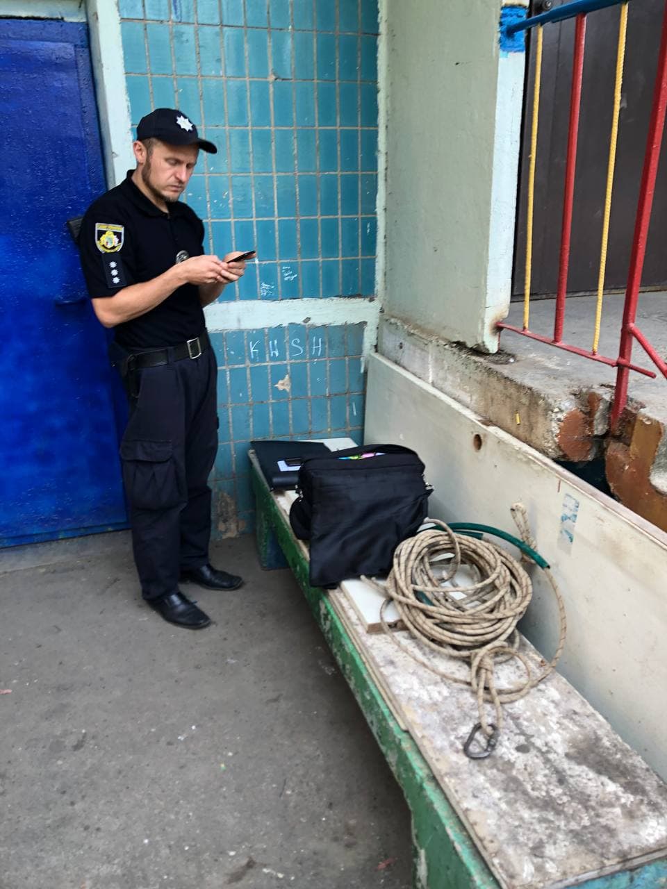 На место прибыли полицейские - фото: tg Олег Ермолинский