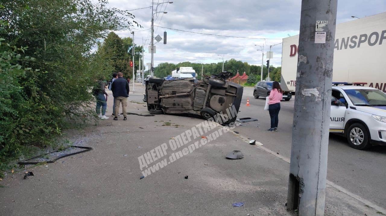 Одна машина перевернулась / фото: tg Днепр оперативный