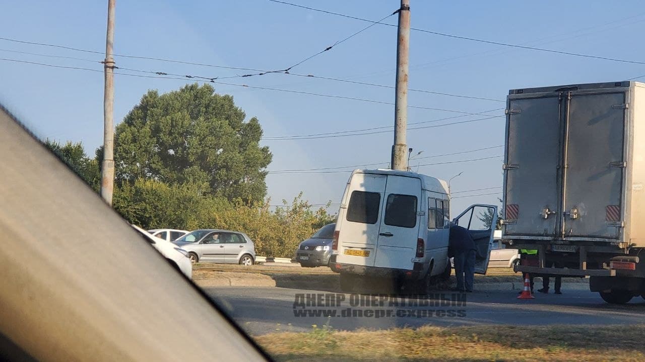 Микроавтобус врезался в столб - фото: tg Днепр оперативный