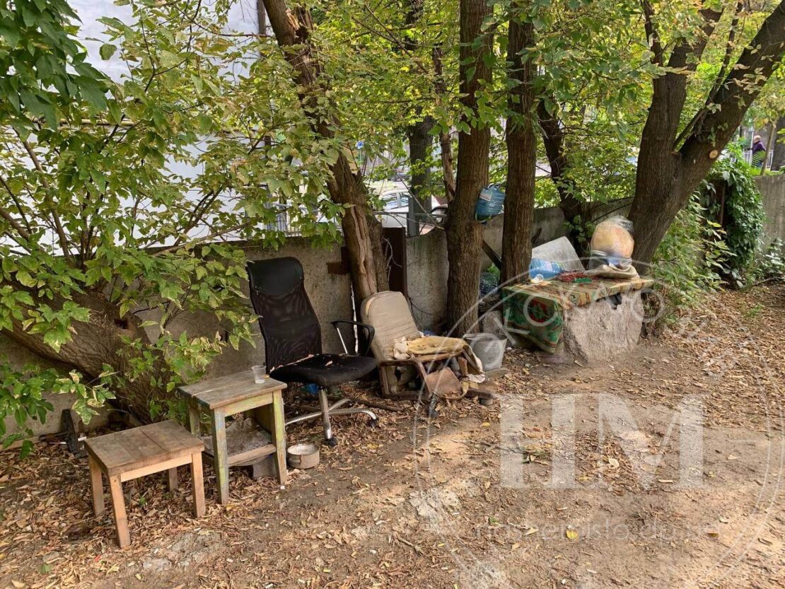 Парень обустроил тут свой уголок / фото: nashemisto.dp.ua