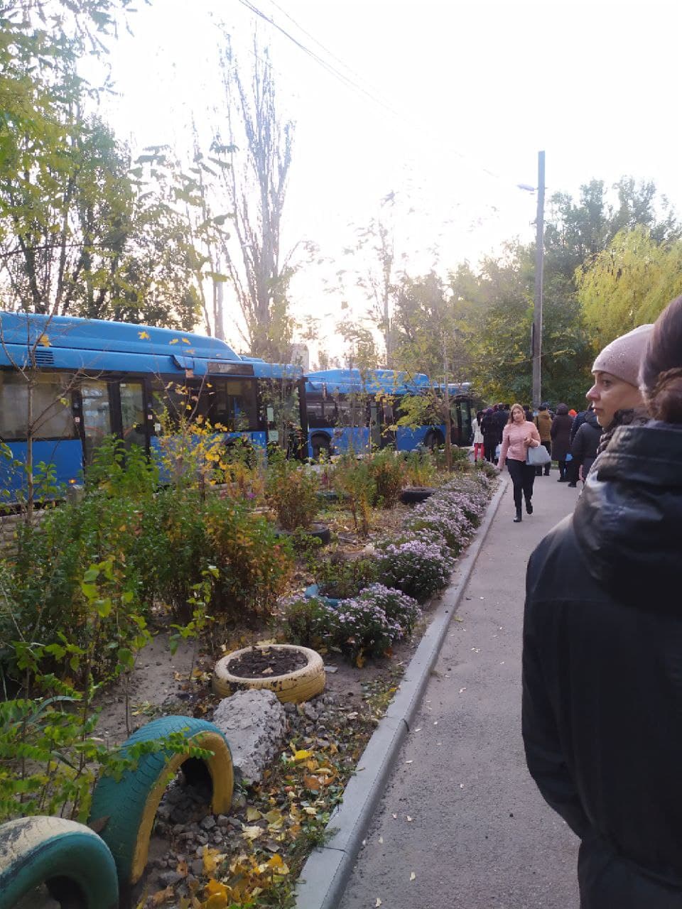 Утренняя очередь на автобус - фото: tg Городской транспорт Днепра