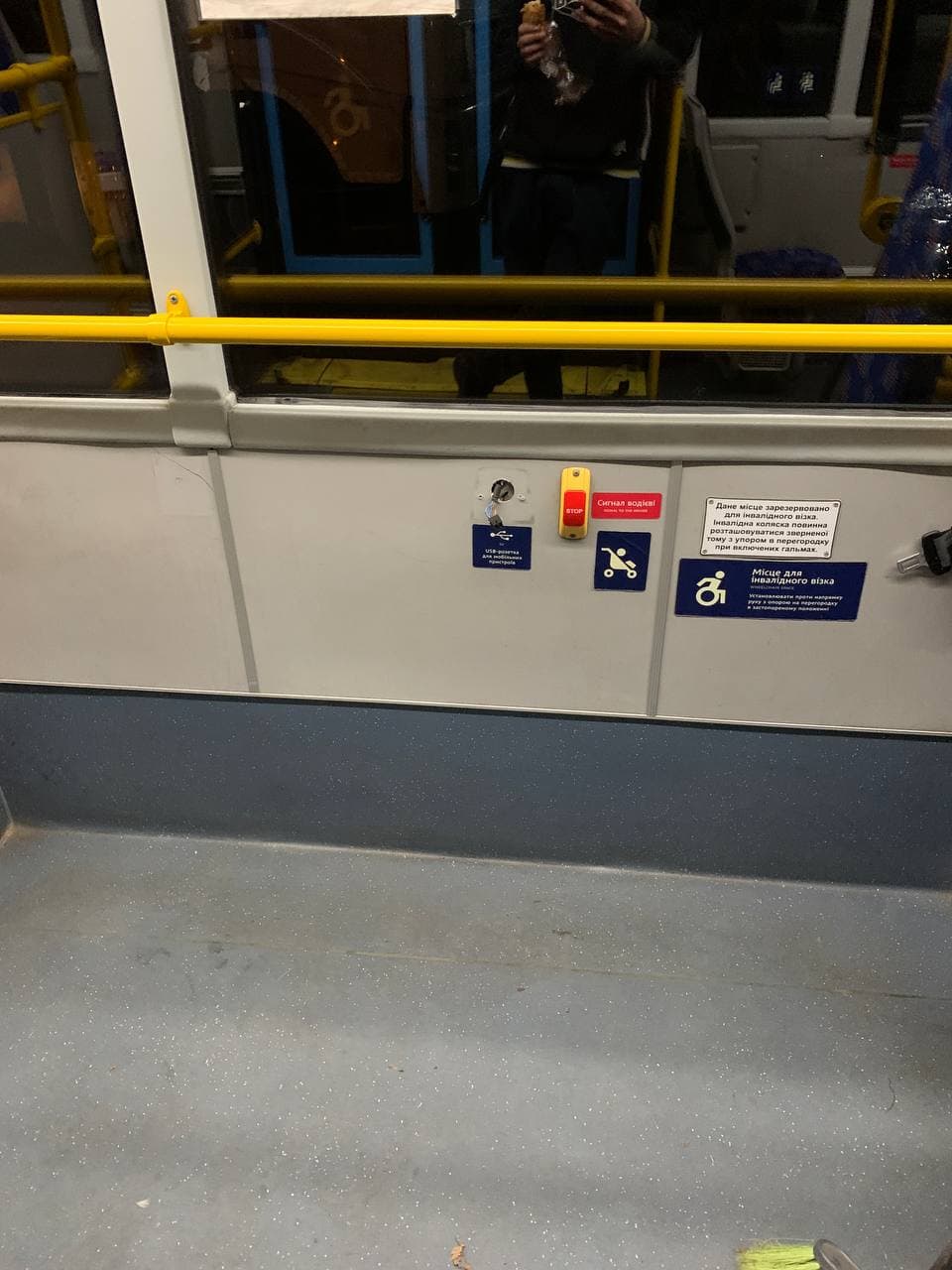 Вырвали розетку в троллейбусе - фото: t.me/DepTransDMR