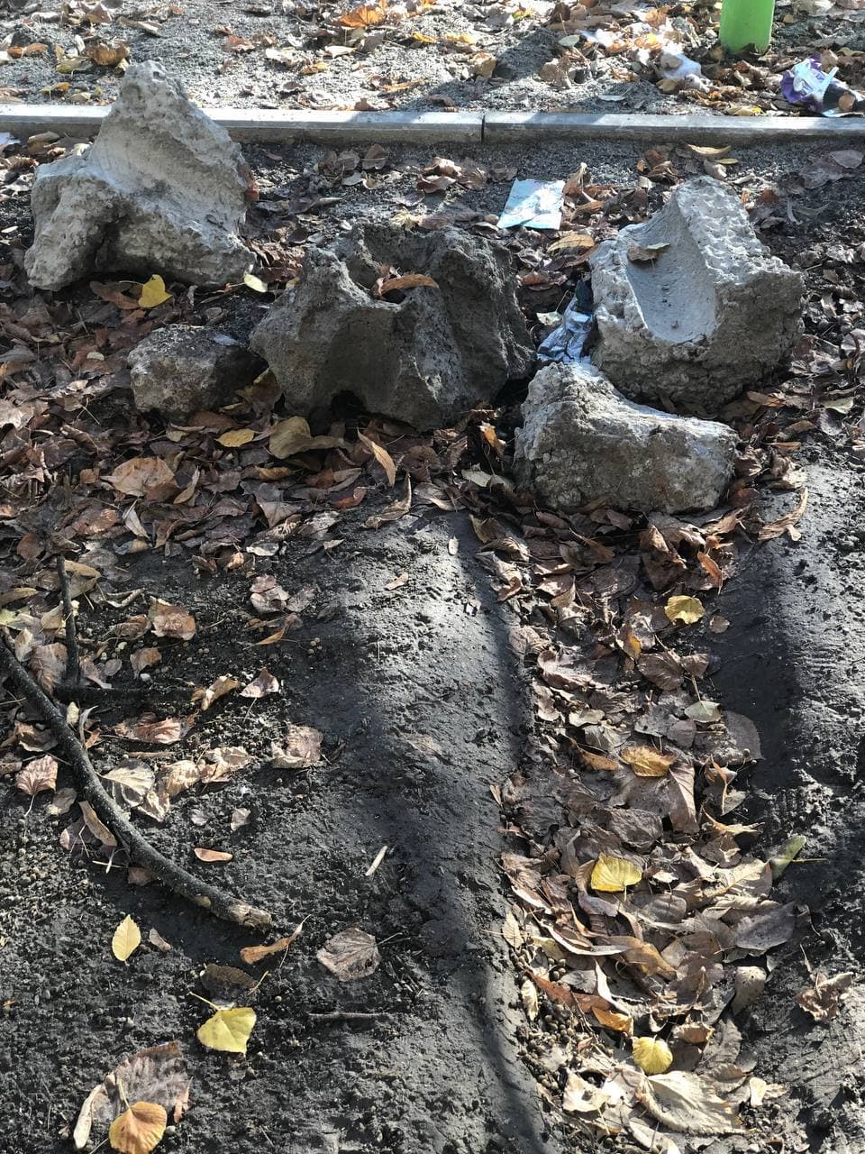 На площадке валяются камни - фото: t.me/hyevuy_dnepr