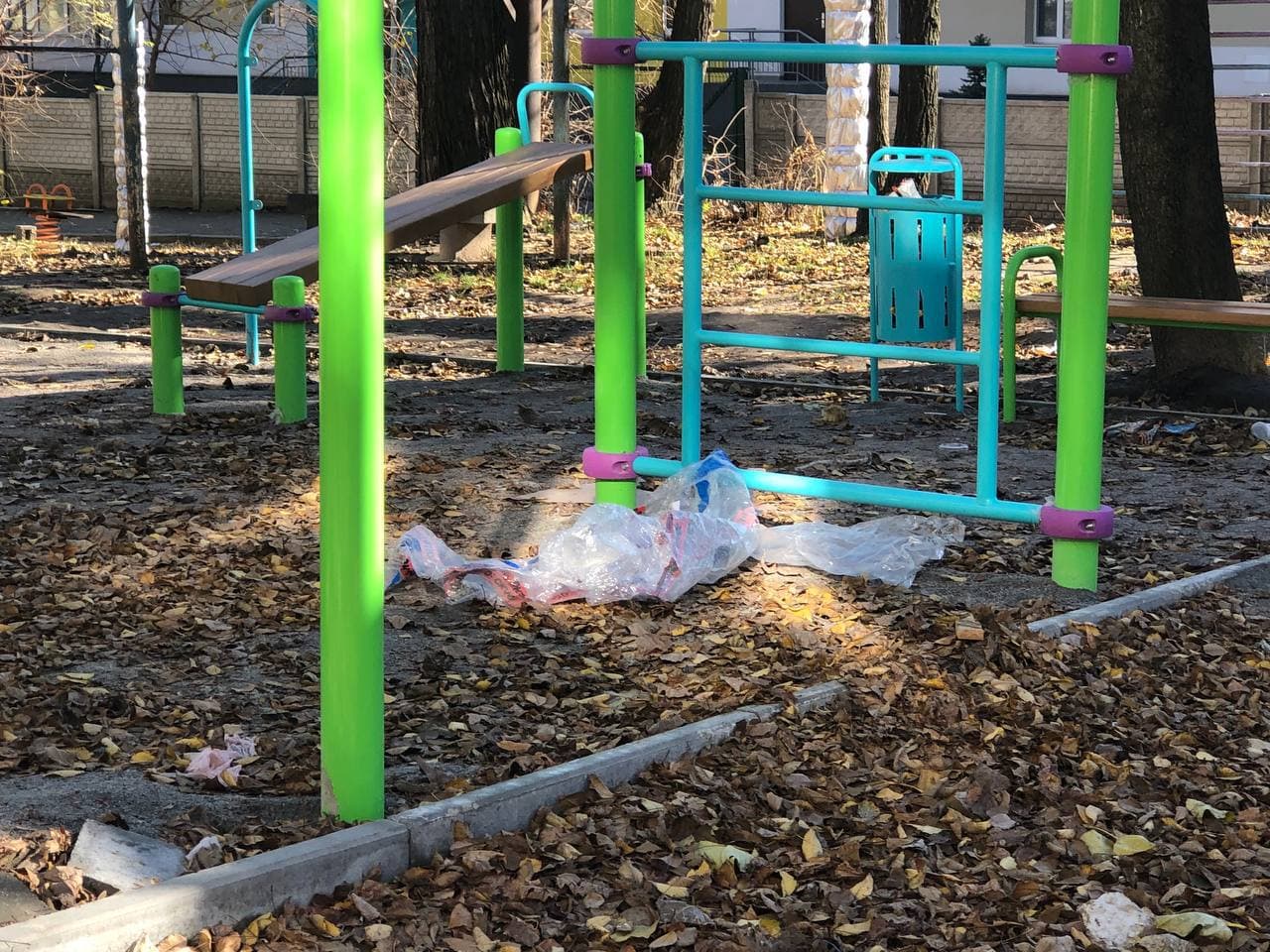В Днепре не достроили детскую площадку - фото: t.me/hyevuy_dnepr