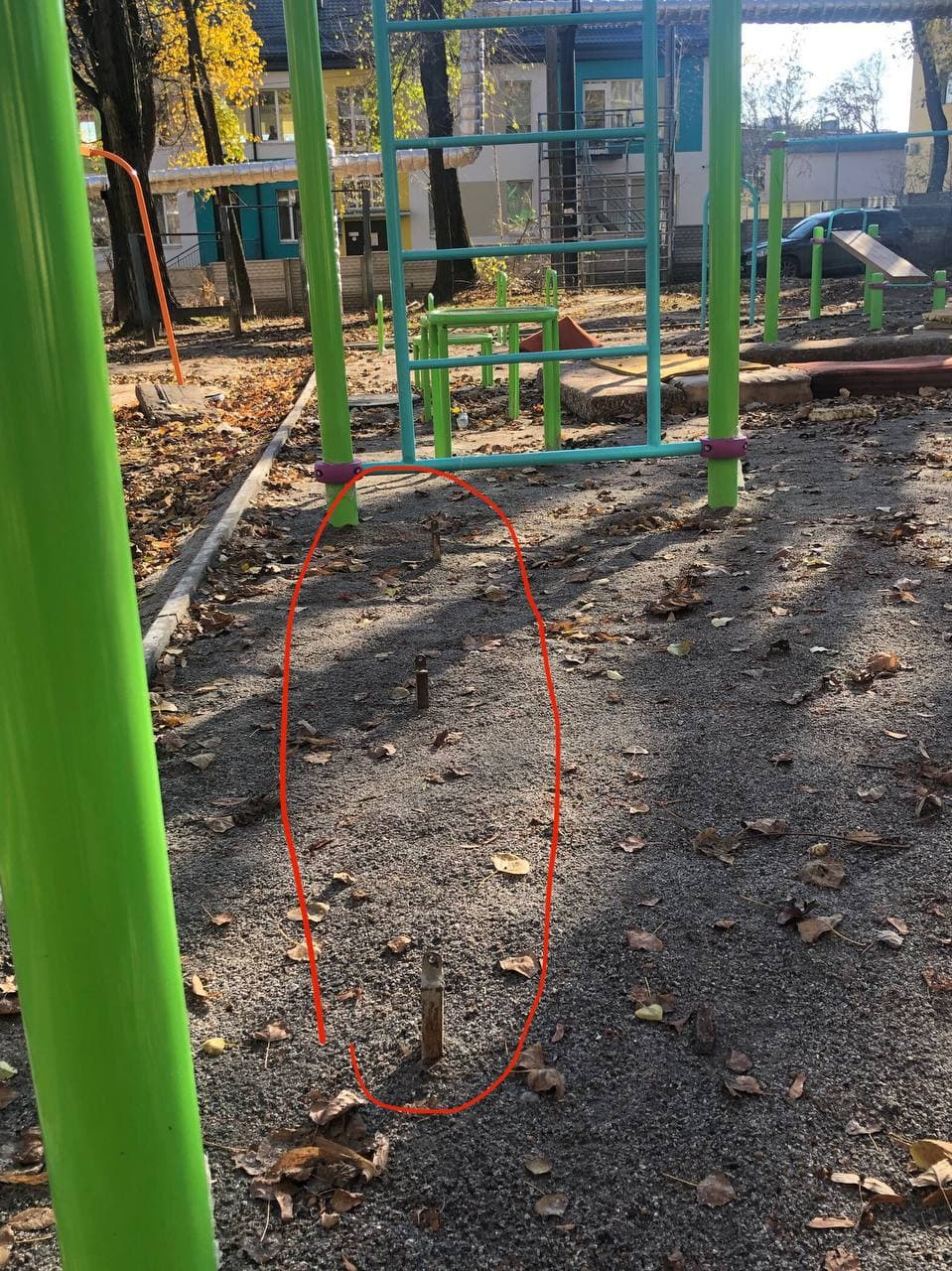 Из бетона торчат штыри - фото: t.me/hyevuy_dnepr