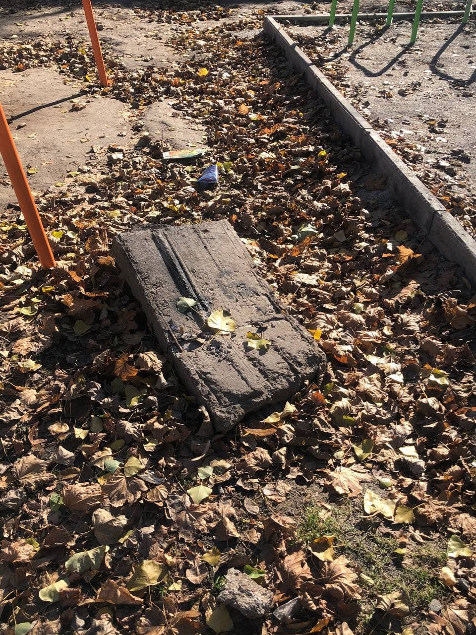 Можно случайно перецепиться - фото: t.me/hyevuy_dnepr