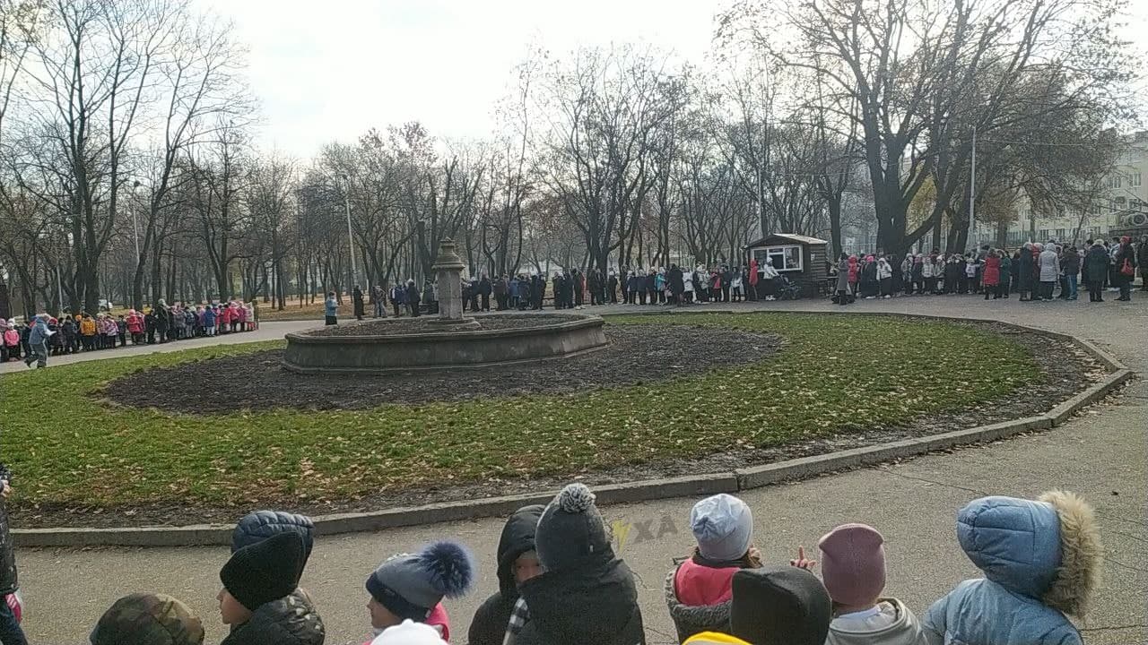 Учеников школы №23 вывели на улицу - фото: t.me/truexadnepr