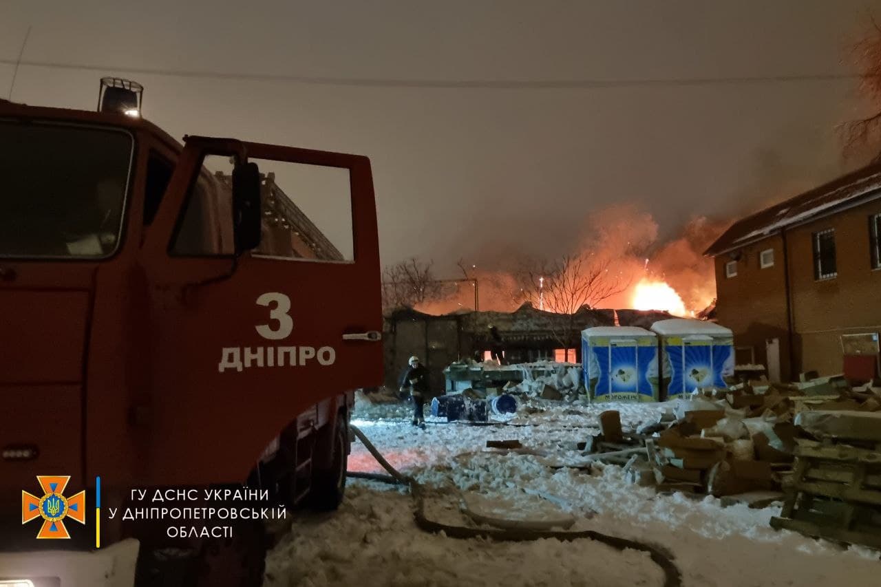Пожар произошел на складе антисептиков - || фото: dp.dsns.gov.ua