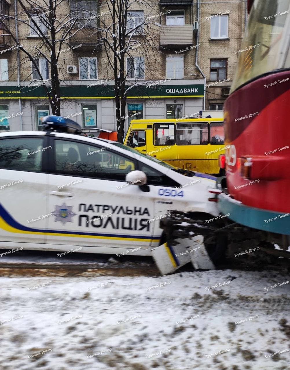 У автомобиля есть небольшие повреждения - || фото: t.me/huevyydnepr
