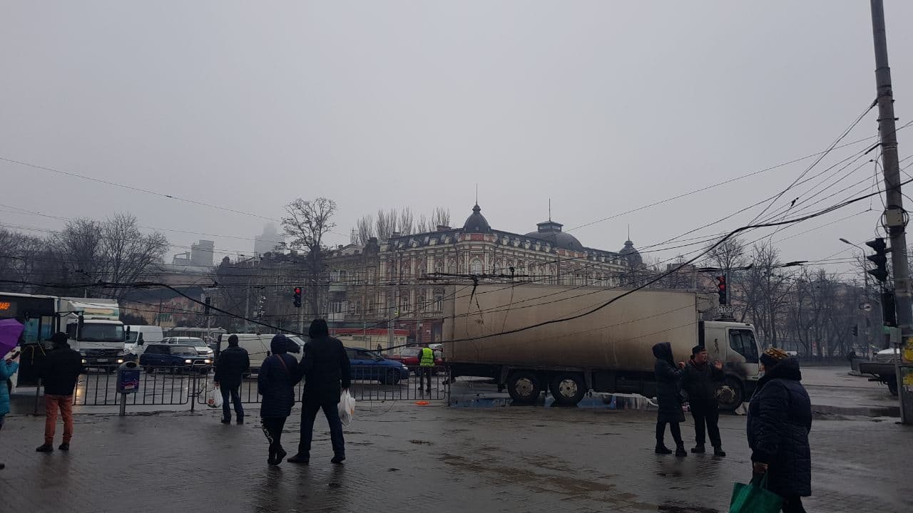 В центре Днепра приостановили движение трамваев и троллейбусов - || фото: t.me/DepTransDMR