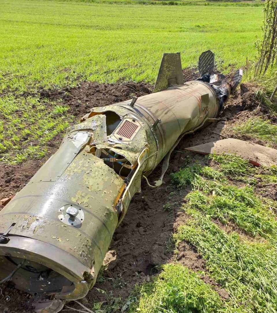 Така ракета впала в одному з сіл - || фото: t.me/dnipropetrovskaODA