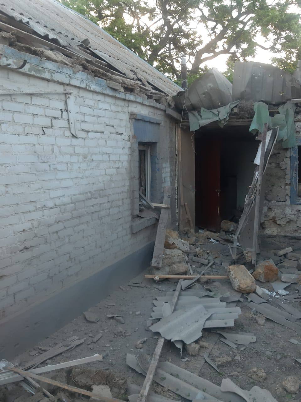 Зруйнований через обстріл будинок - || фото: t.me/dnipropetrovskaODA