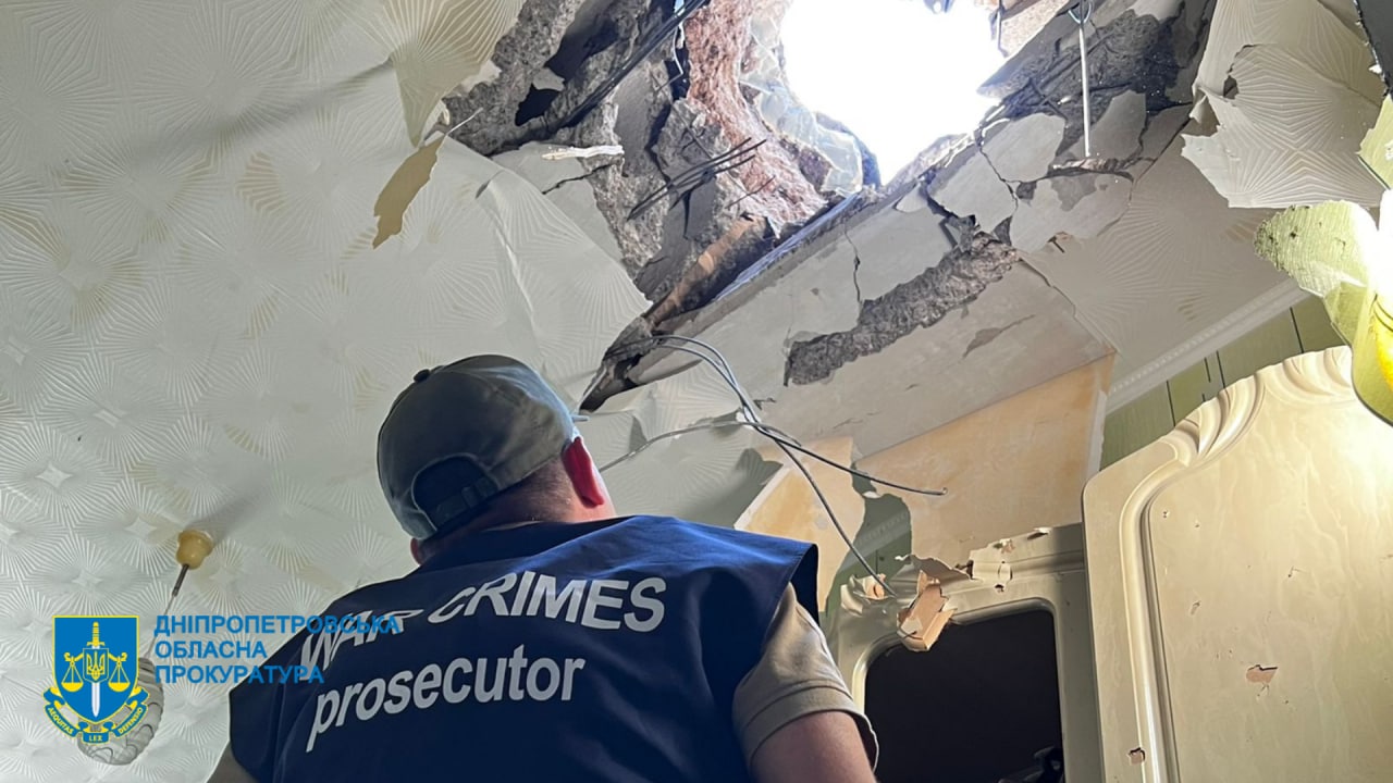Последствия вражеских обстрелов показали в прокуратуре – || фото: dnipr.gp.gov.ua