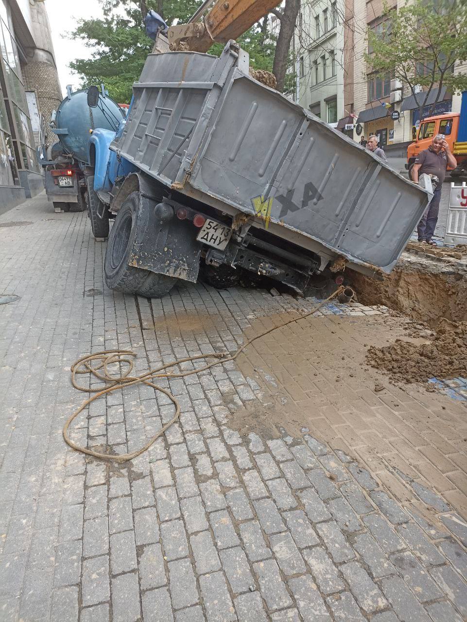 У Дніпрі вантажівка провалилася під землю - || фото: tg Труха Днепр