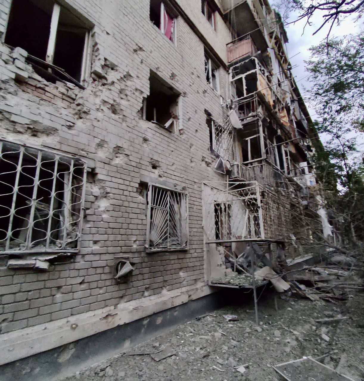 Пошкоджені будинки - || фото: t.me/dnipropetrovskaODA