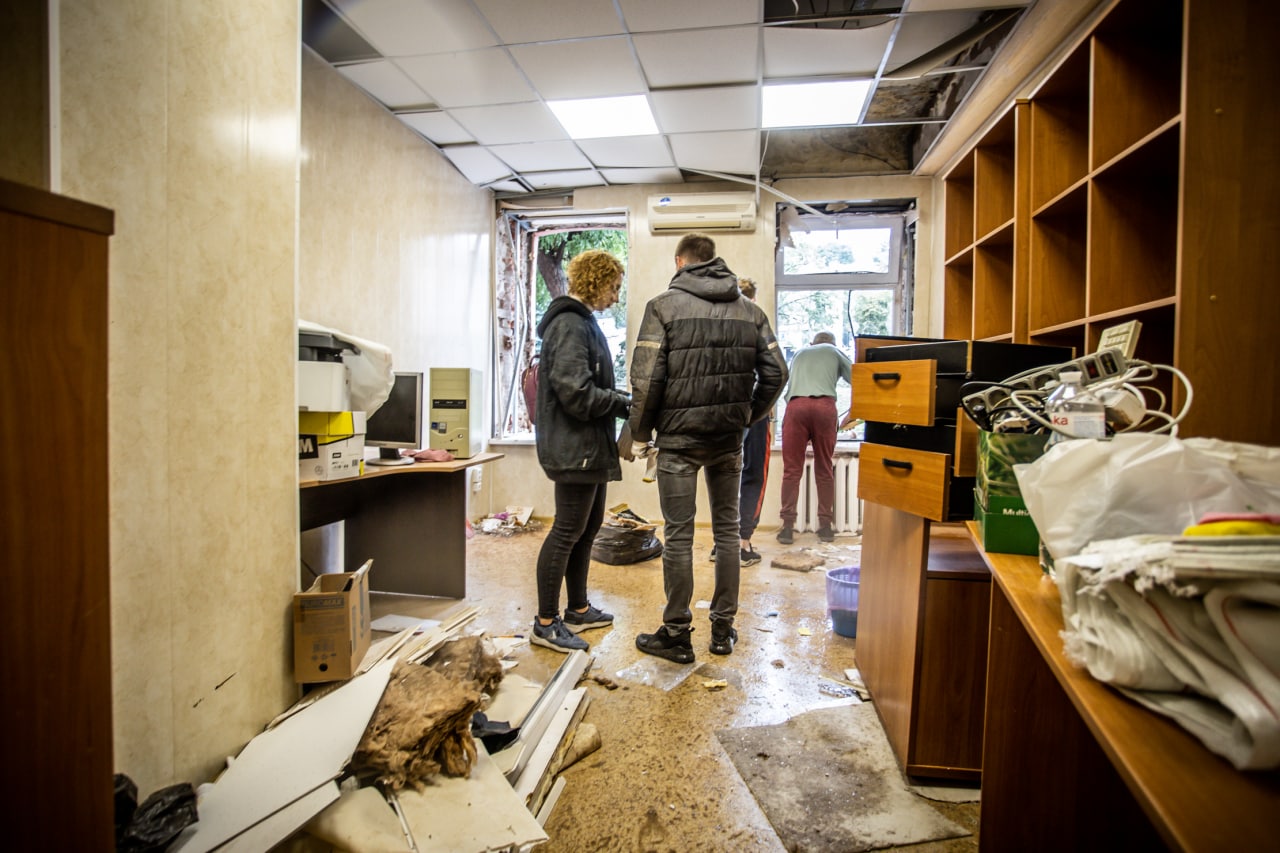 Внаслідок удару пошкоджено  офіс - || фото: adm.dp.gov.ua