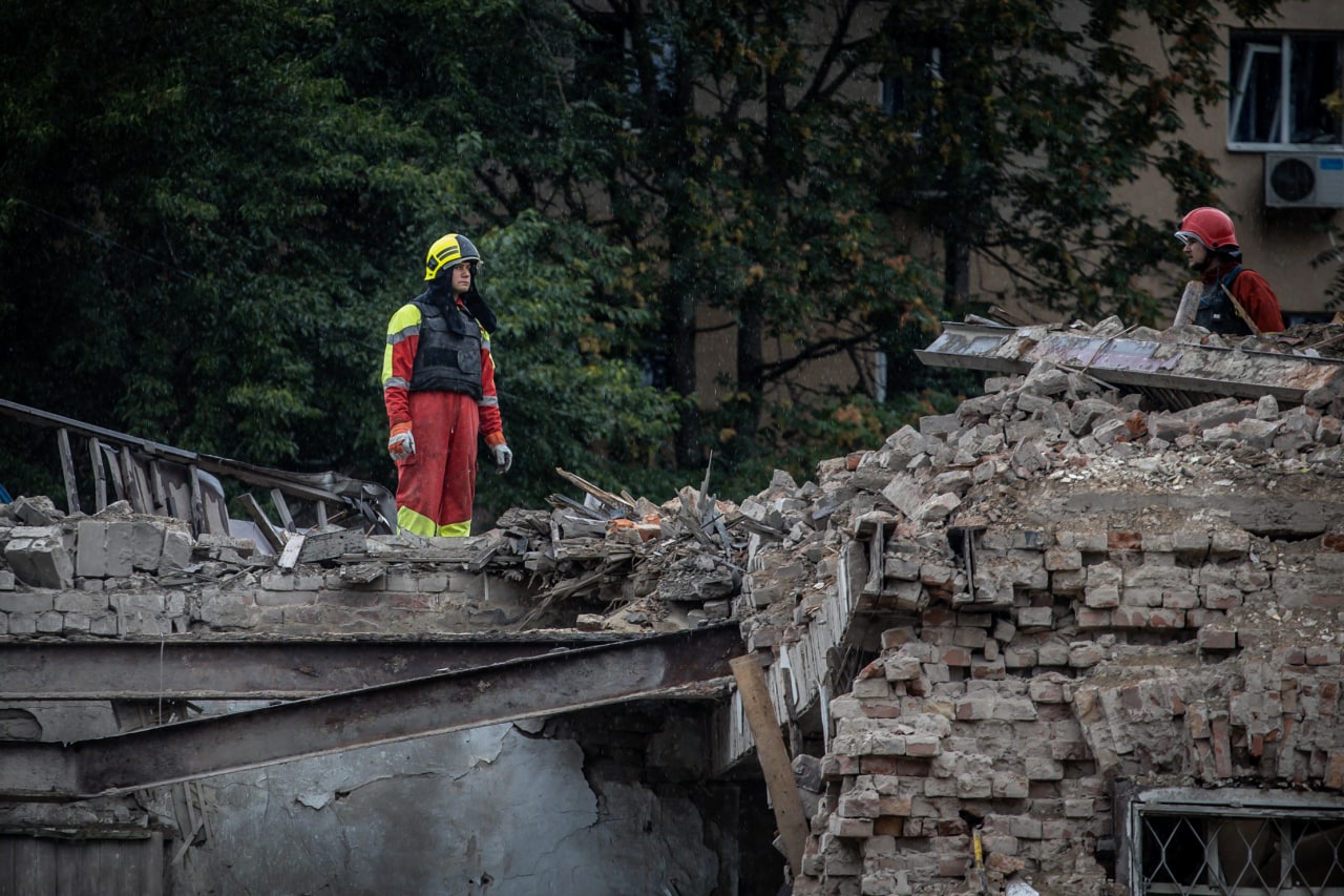 Вывезли уже 80 тонн разрушенных конструкций – || фото: adm.dp.gov.ua