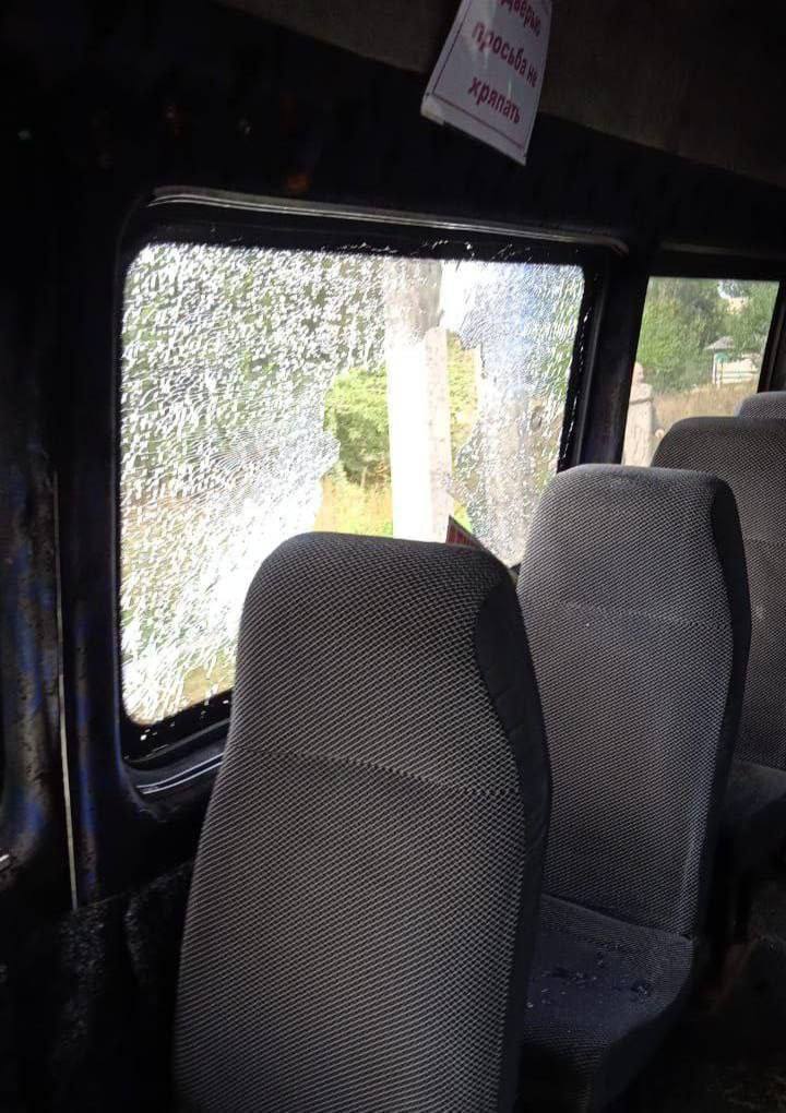 В маршрутке разбили окно – || фото: nashemisto.dp.ua