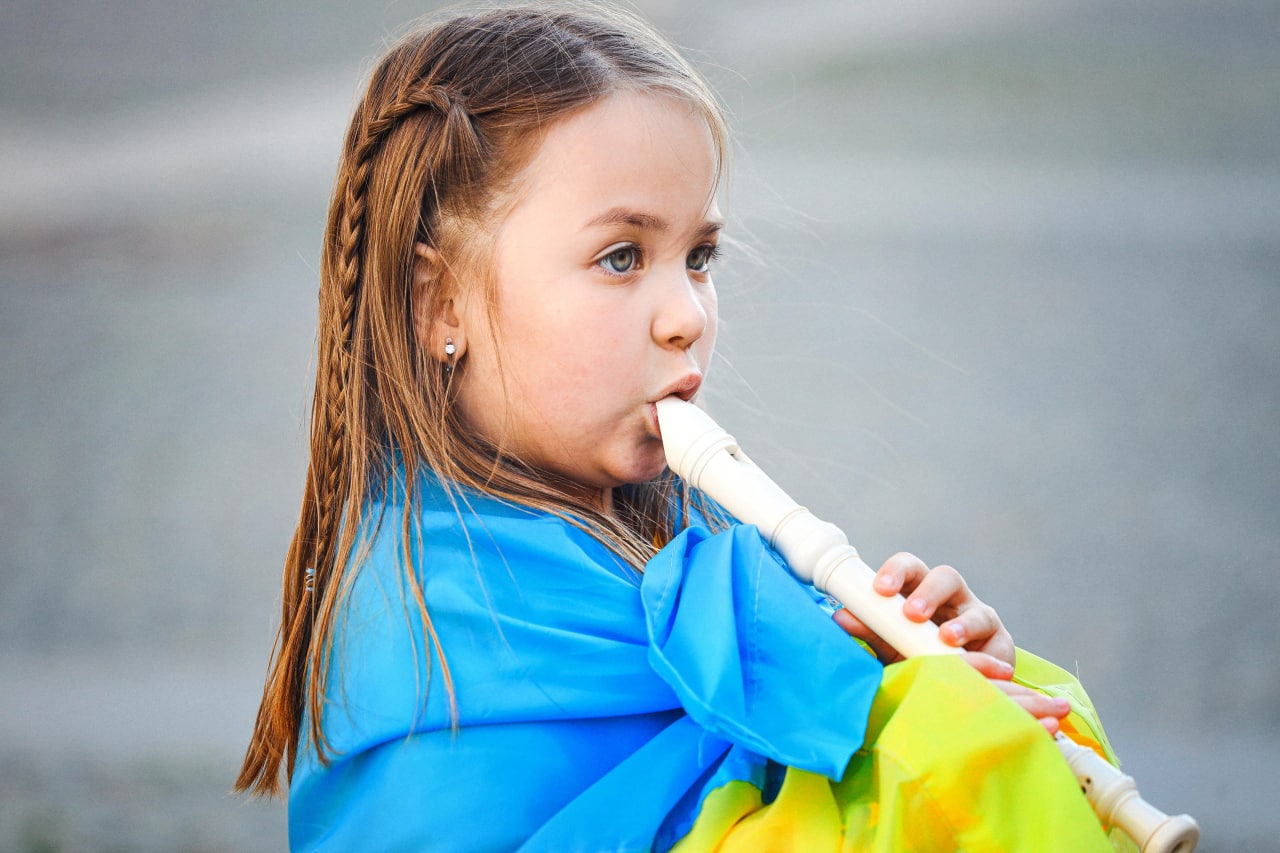 Маленькая Соломия играет на свирели, чтобы собрать деньги для ВСУ - || фото: adm.dp.gov.ua