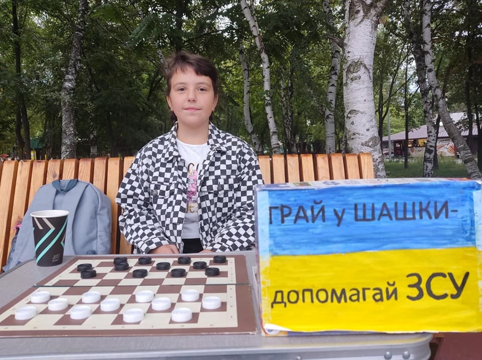 Мирослава играет в шашки, чтобы помочь ВСУ - || фото: adm.dp.gov.ua