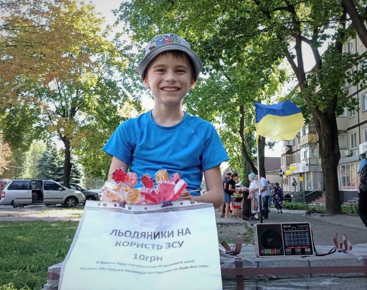 Ігор продає льодяники, щоб допомогти нашим Захисникам - || фото: adm.dp.gov.ua